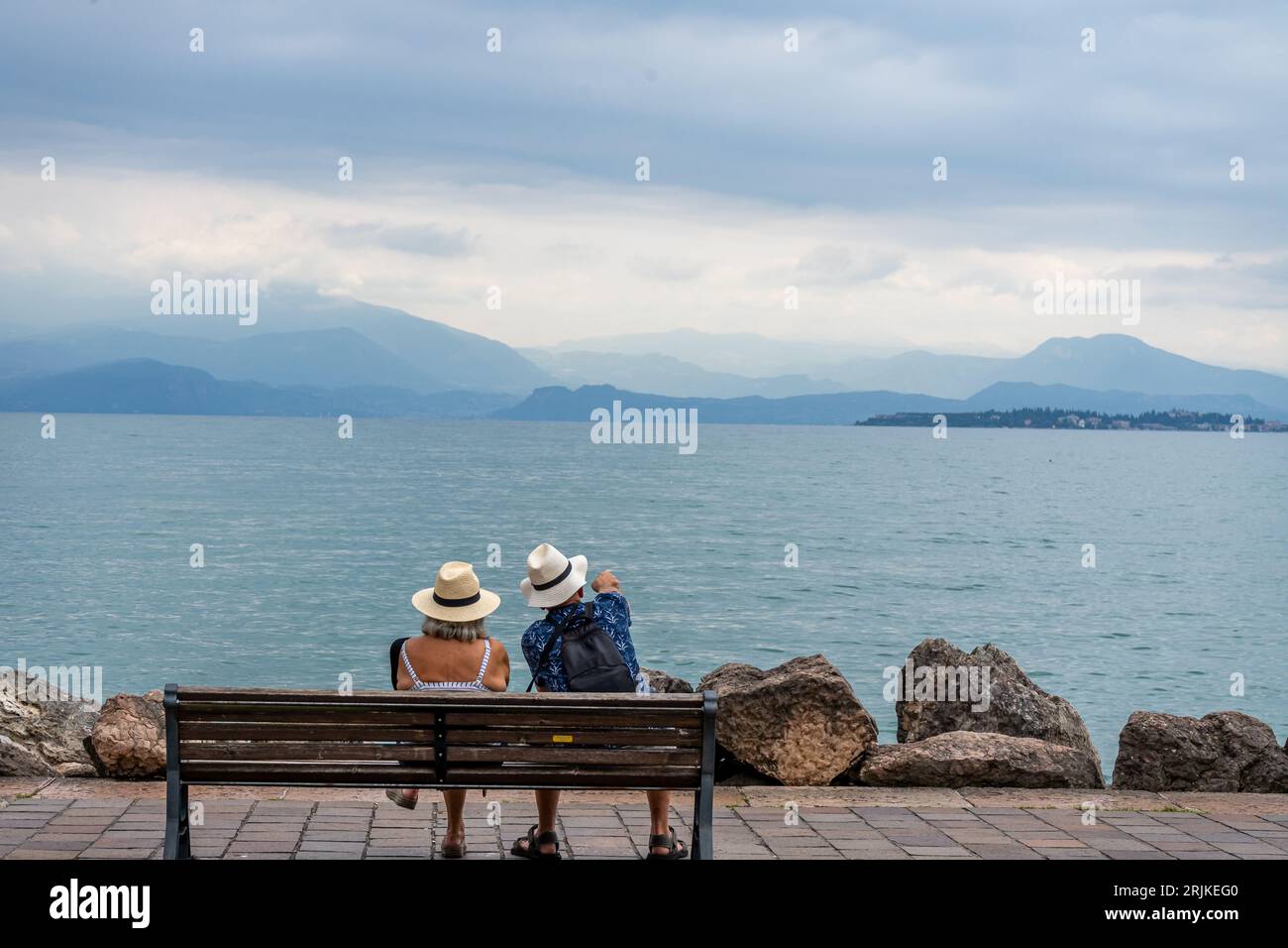 Coppia anziana sul molo del lago di Garda Foto Stock