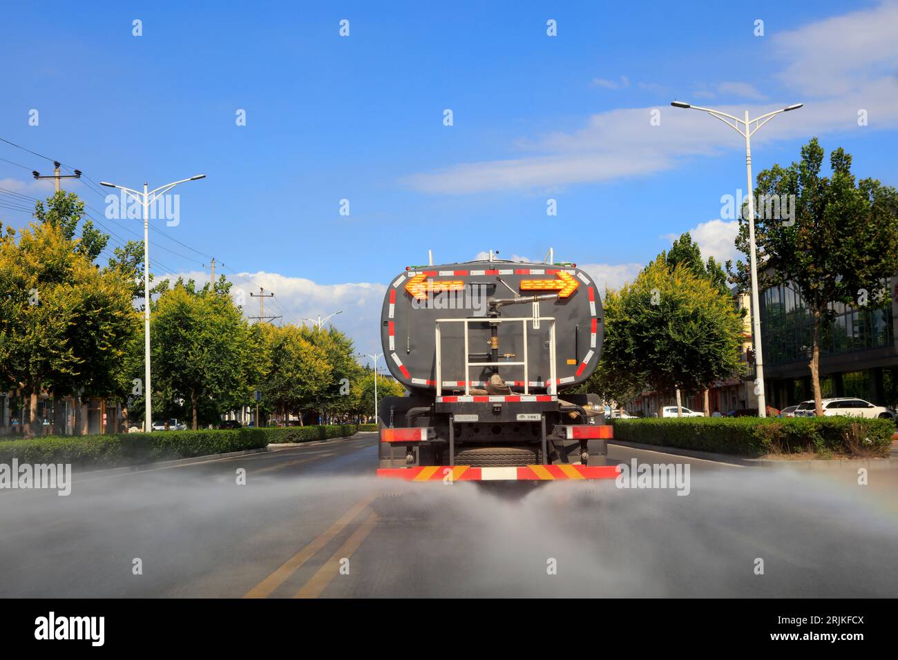 L'irrigatore è sull'autostrada. Foto Stock