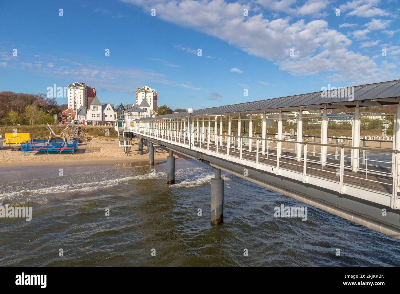 Vista dal molo al moderno molo nella città termale di Ahlbeck, Heringsdorf, vista dal Mar baltico. Foto Stock