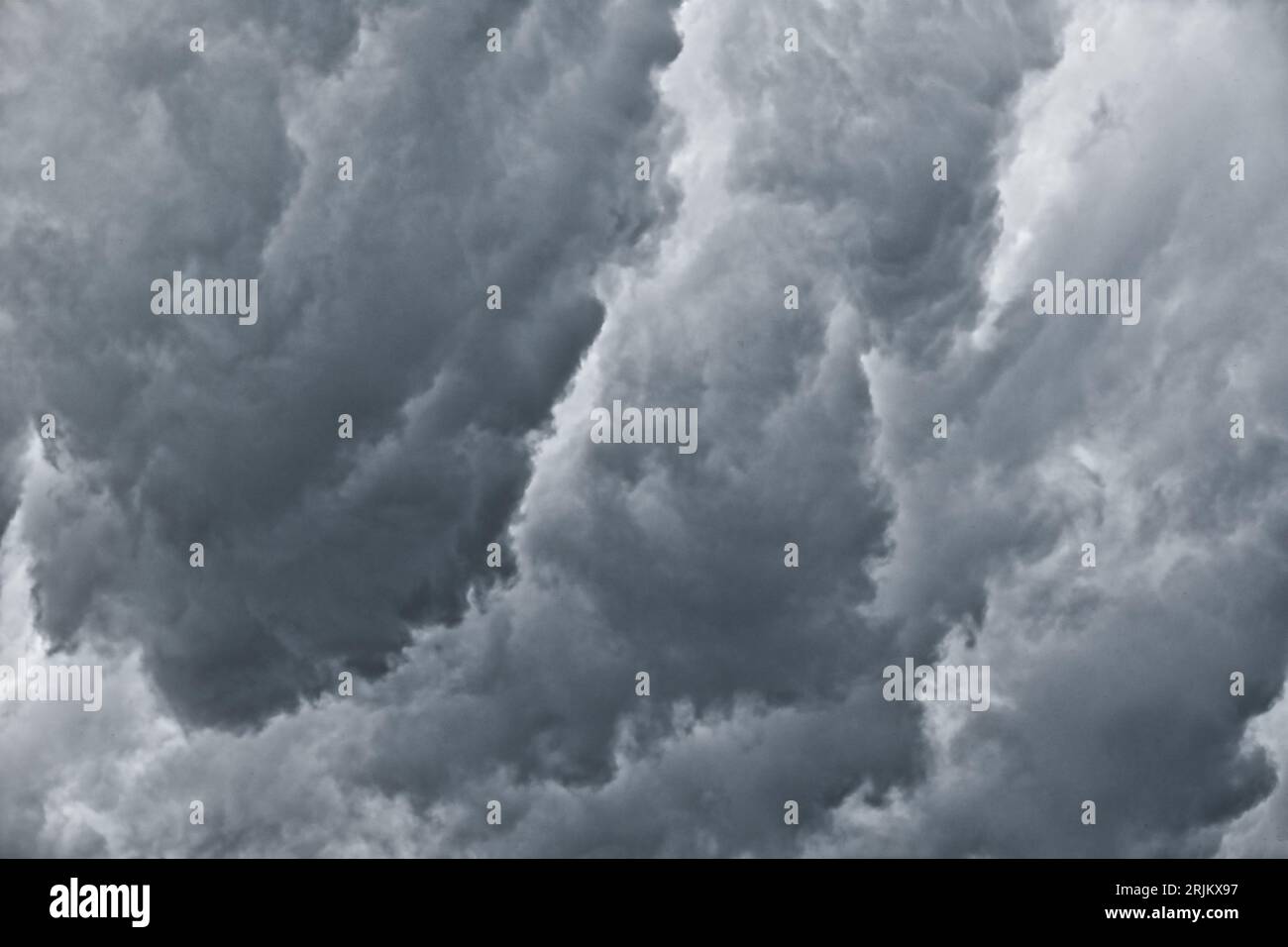 Nuvole scure prima della pioggia, utilizzate per creare un'immagine di sfondo. Cielo spettacolare con nuvole di tempeste scure. Foto Stock