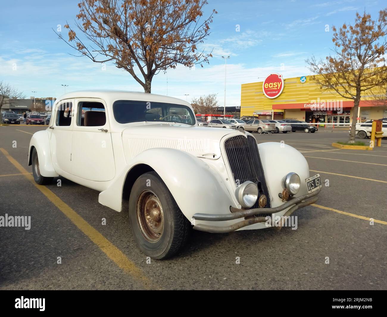 Vecchio bastone bianco 1932 Panhard e Levassor sei coupé Street in un parcheggio. Mostra di auto d'epoca. Giornata di sole Foto Stock