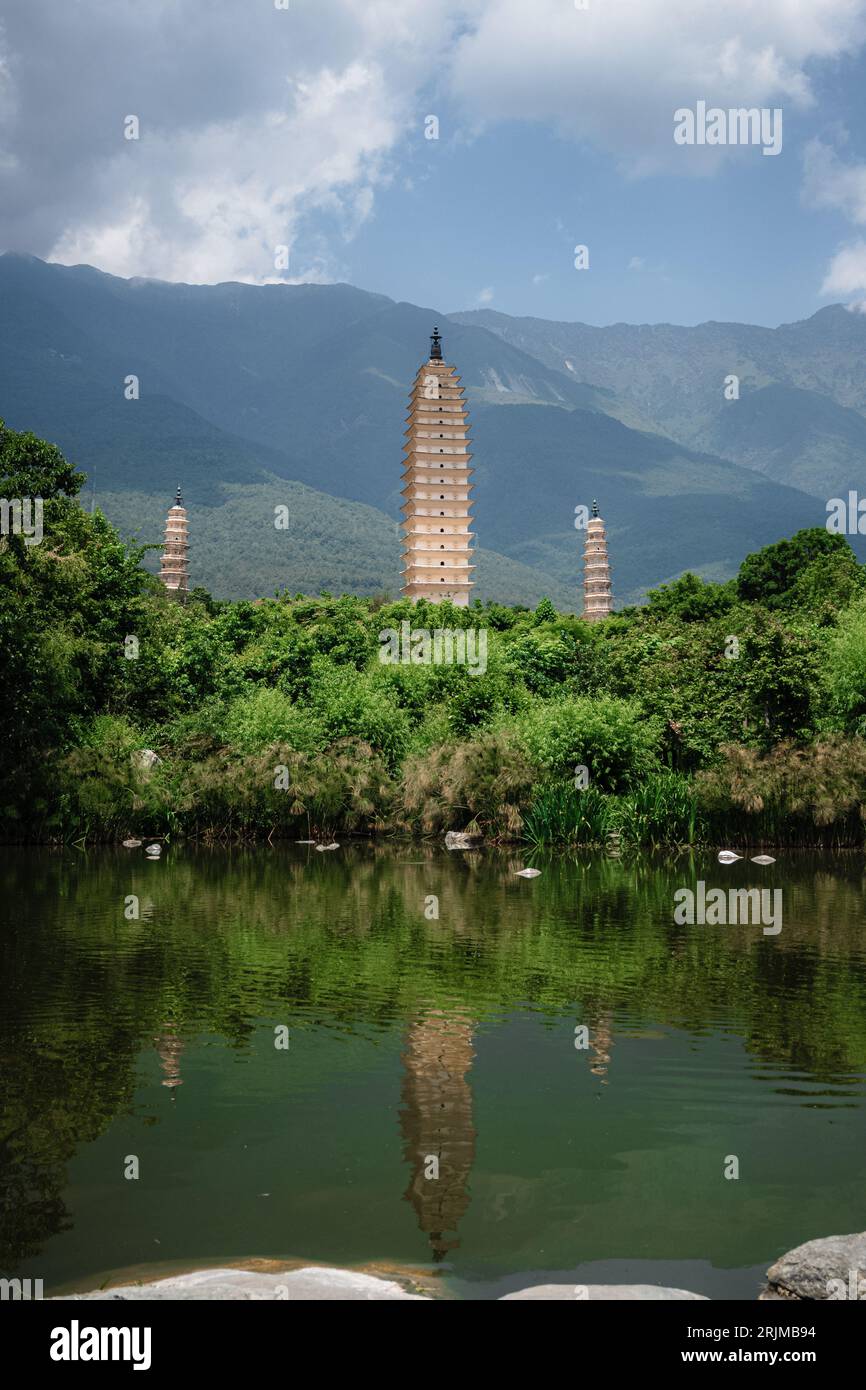 Un tempio cinese situato nella città di Dali, nella provincia dello Yunnan, nella Cina meridionale, nella Pagoda dei tre Buddha Foto Stock