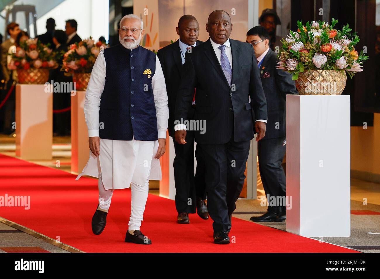 Johannesburg, Sudafrica. 23 agosto 2023. Il primo ministro indiano Narendra modi (C-L) e il presidente sudafricano Cyril Ramaphosa (R) arrivano per il vertice BRICS 2023 al Sandton Convention Centre di Johannesburg il 23 agosto 2023. Foto piscina di Gianluigi Guercia/UPI credito: UPI/Alamy Live News Foto Stock