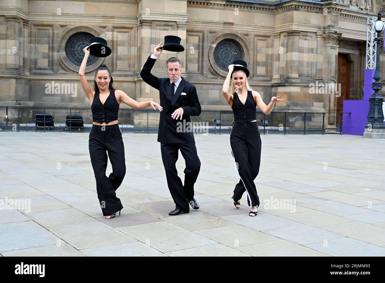 Edimburgo, Scozia, Regno Unito. 23 agosto 2023. Edinburgh Fringe Festival: Anton Du Beke e i suoi ballerini (in costume) celebrano l'arrivo di Anton alla McEwan Hall per la sua prima esecuzione all'Edinburgh Fringe dal 23 al 28 agosto nel suo spettacolo An Afternoon with Anton Du Beke and Friends. In mostra al ventre, McEwan Hall, Bristo Square. Didascalia creata in parte dal comunicato stampa ufficiale. Credit Craig Brown/Alamy Live News Foto Stock