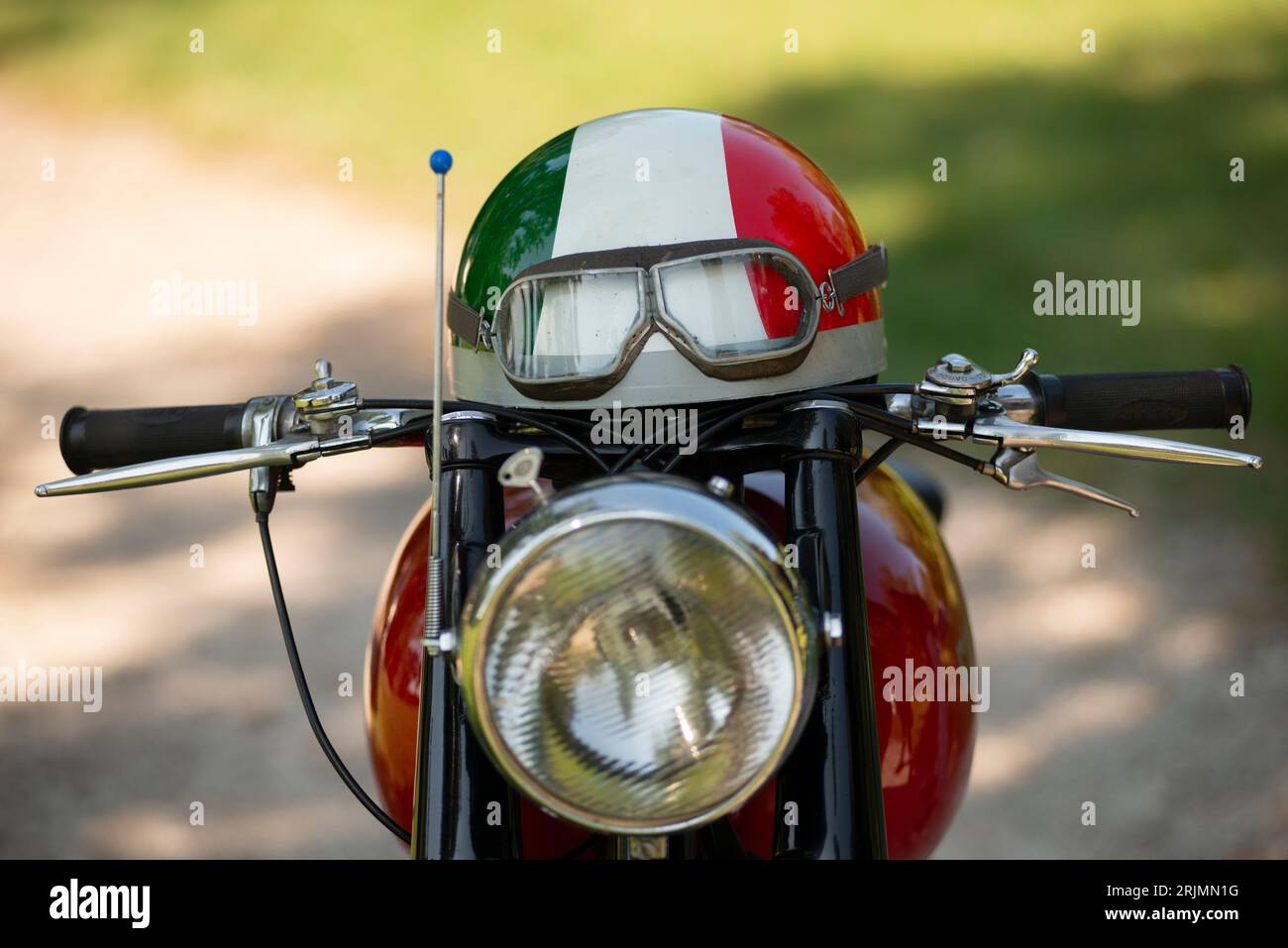 Italia, Lombardia, incontro di Moto d'epoca, casco con la Bandiera Italiana Foto Stock