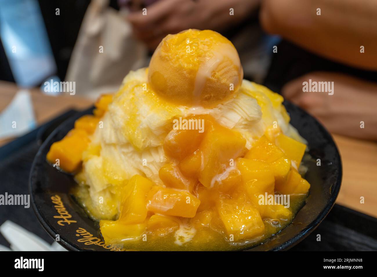 Una fotografia di primo piano ad alta risoluzione di un dessert tradizionale coreano, bingsu, con condimenti colorati e trucioli di ghiaccio Foto Stock
