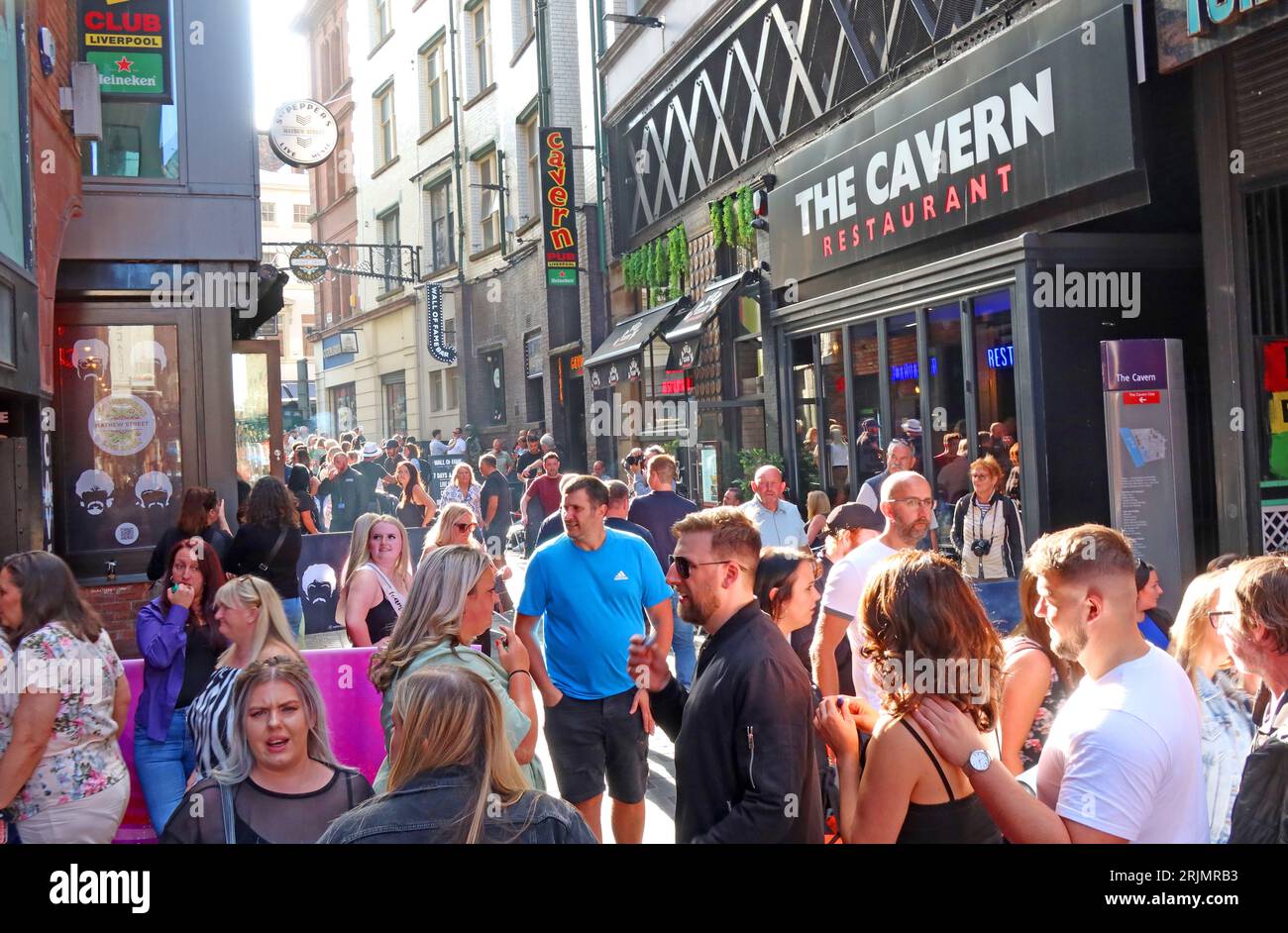 Un'estate movimentata Mathew Street, Cavern Quarter, Liverpool, Merseyside, Inghilterra, REGNO UNITO, L2 6RE Foto Stock