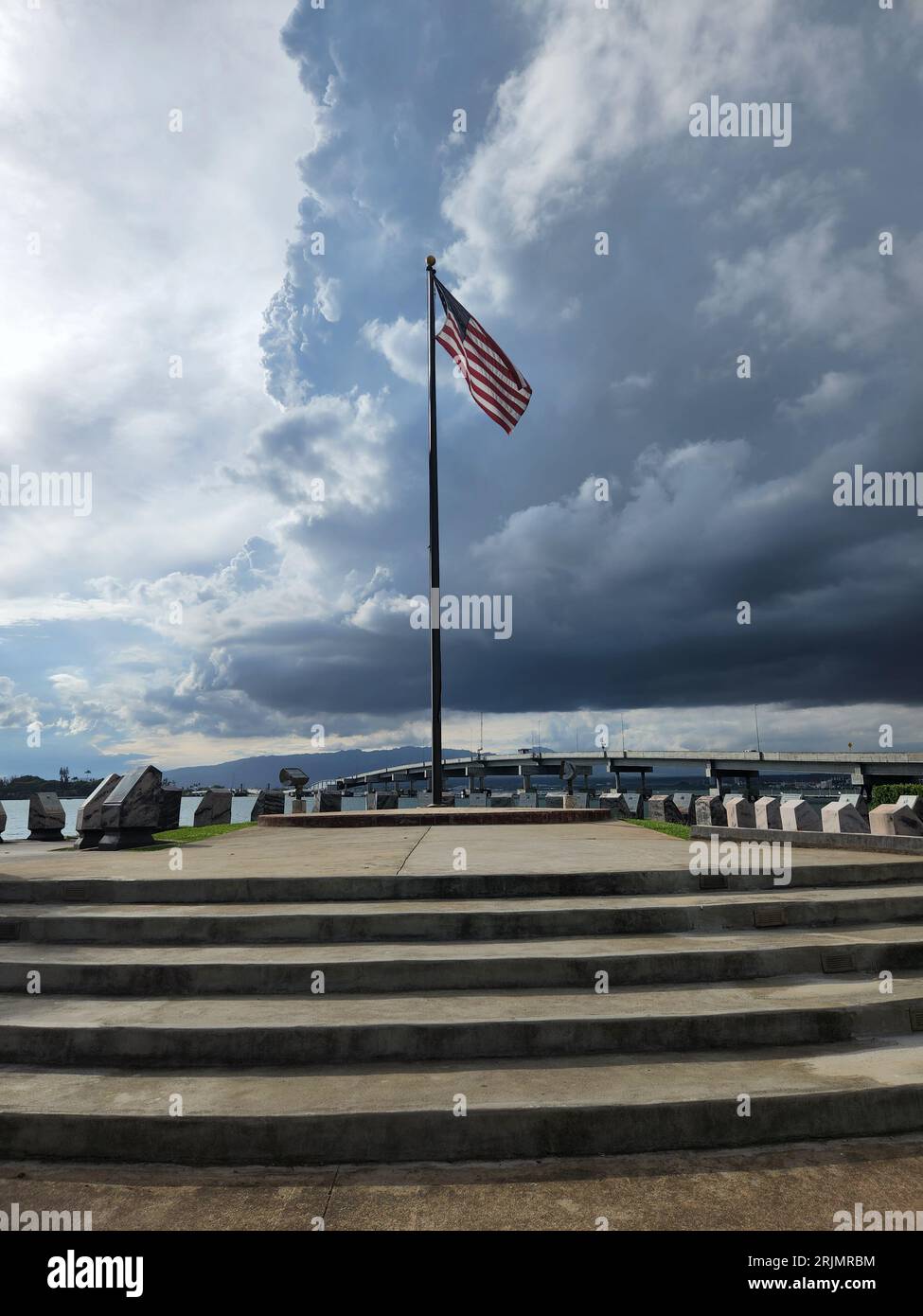 La bandiera americana su un'asta di bandiera in cima a una serie di gradini Foto Stock