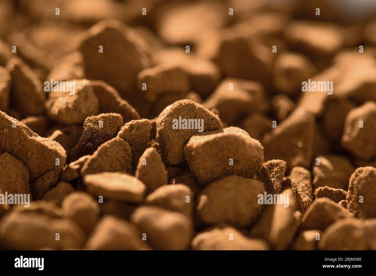 Sfondo del caffè. Una dispersione di caffè liofilizzato istantaneo. Foto Stock