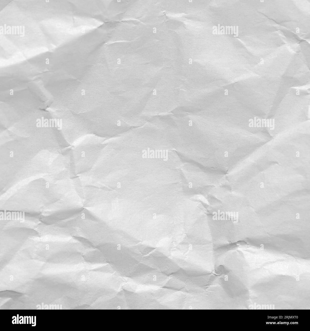 Primo piano della grana di carta increspata. Sfondo bianco con trama di carta arricciata. Foto Stock