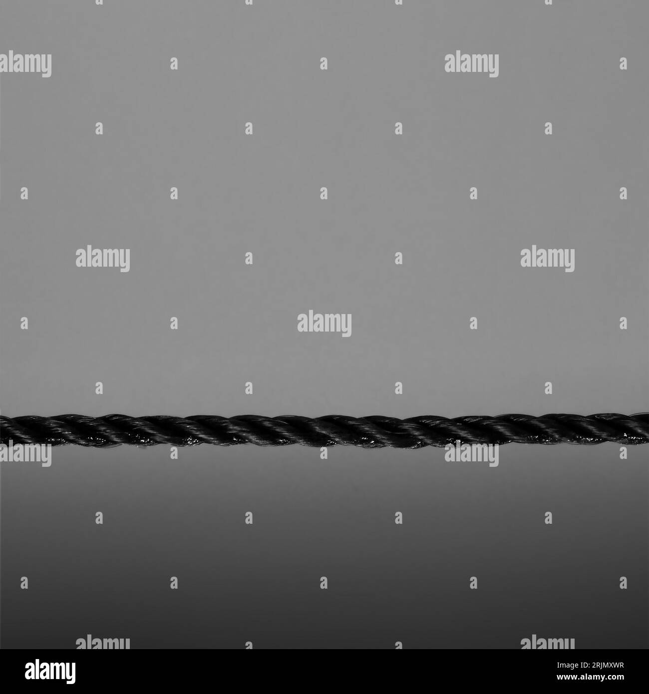 Primo piano della corda nera su sfondo nero. Messa a fuoco selettiva. Foto Stock