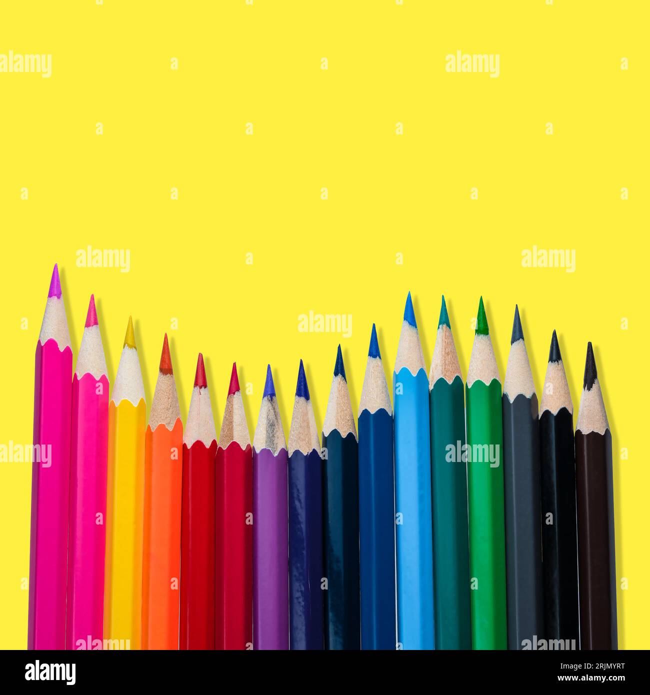 Grafico a barre delle matite colorate su sfondo giallo. Foto Stock