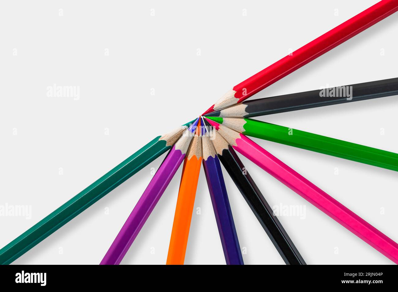 Alcune matite colorate di colori diversi su sfondo bianco pronte per essere colorate. Foto Stock