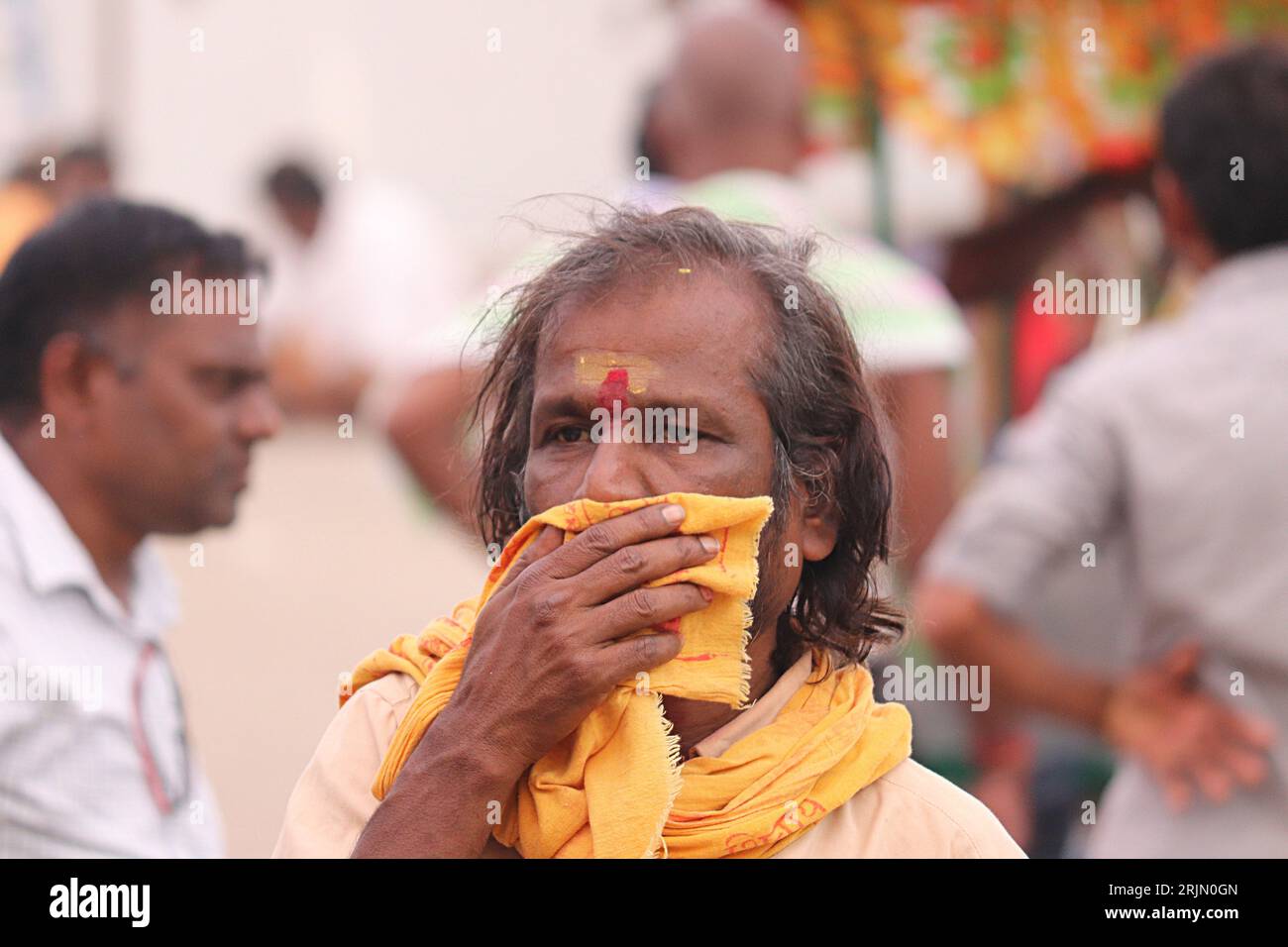 Seguace di Lord Hanuman per le strade di Bhadrachalam, India, Stato di Telangana Foto Stock