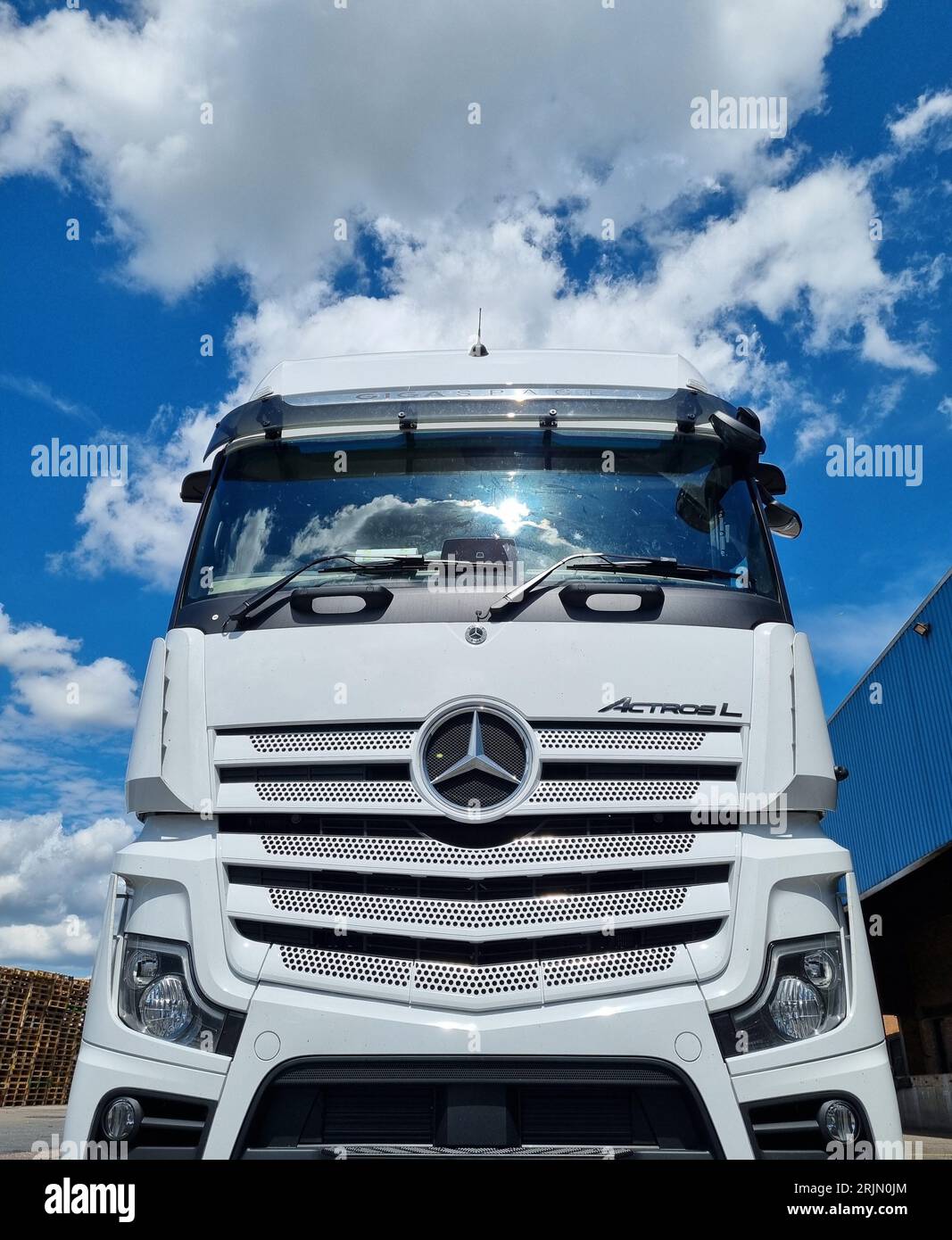 In questa immagine è presente un veicolo Mercedes Benz dalla vista frontale Foto Stock