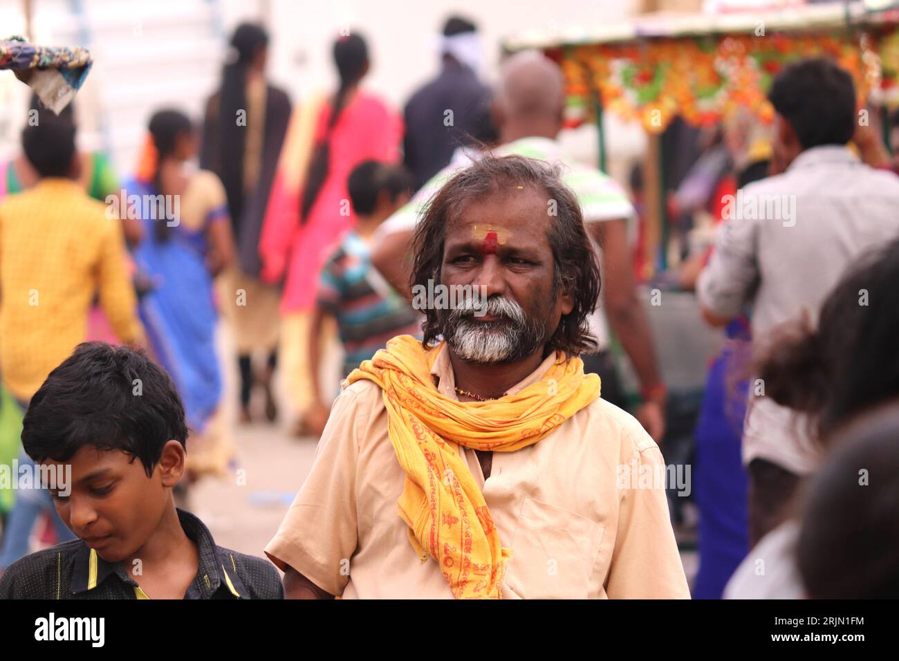 Seguace di Lord Hanuman per le strade di Bhadrachalam, India, Stato di Telangana Foto Stock