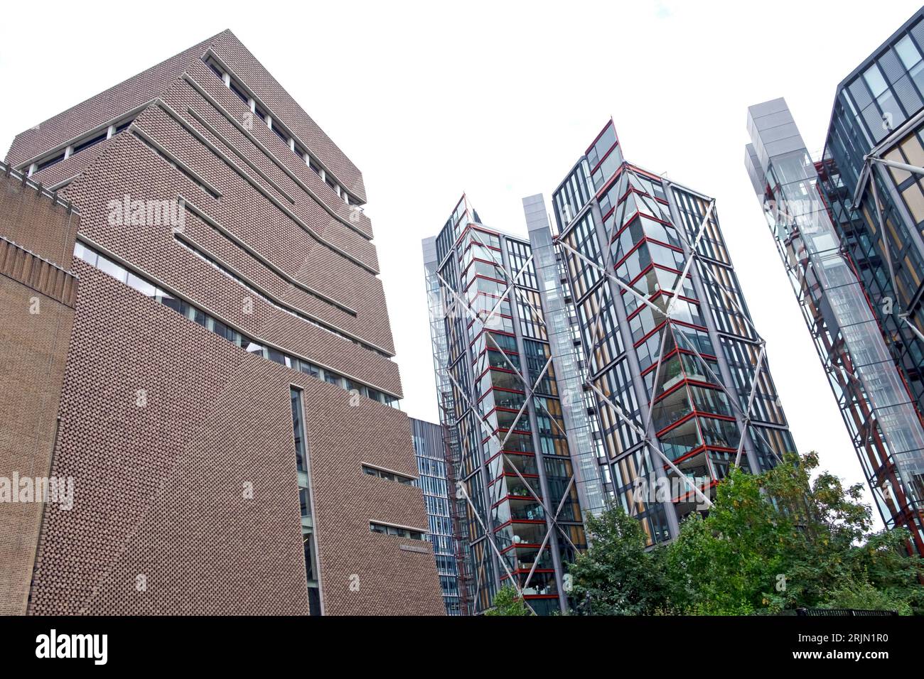 La Tate Modern Art Gallery Switch House Extension Building nidifica al neo Bankside Luxury Apartments building Southwark South London UK KATHY DEWITT Foto Stock