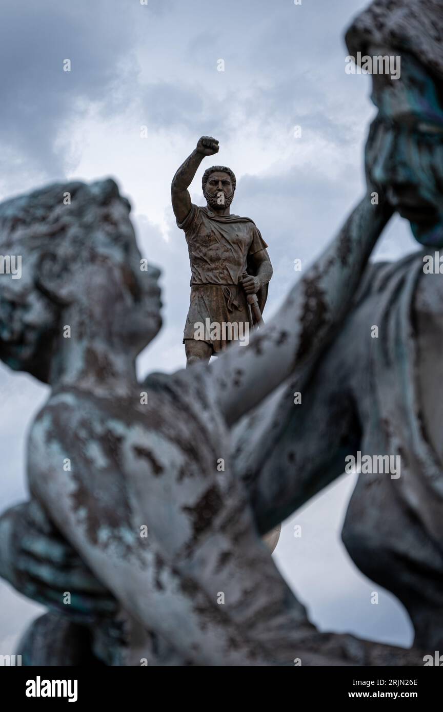 La statua del re Filippo II di Macedonia in cima a un piedistallo nella città di Skopje, Macedonia del Nord Foto Stock