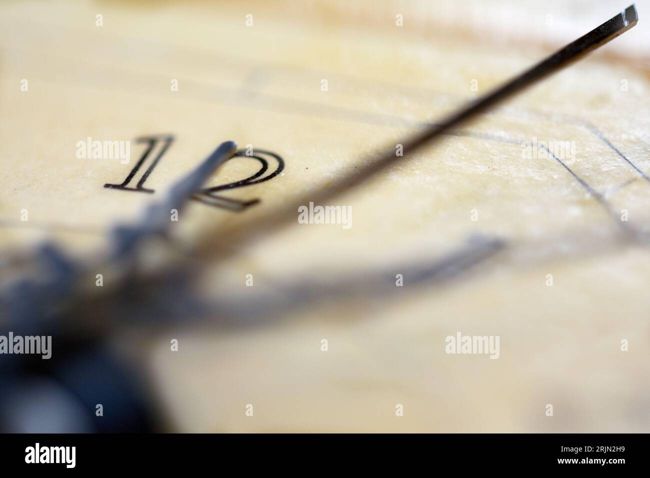 concetto di tempo con i dettagli di un vecchio quadrante dell'orologio Foto Stock