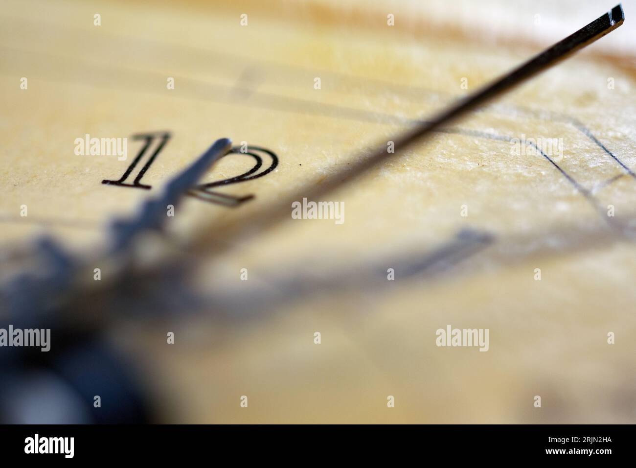 concetto di tempo con i dettagli di un vecchio quadrante dell'orologio Foto Stock