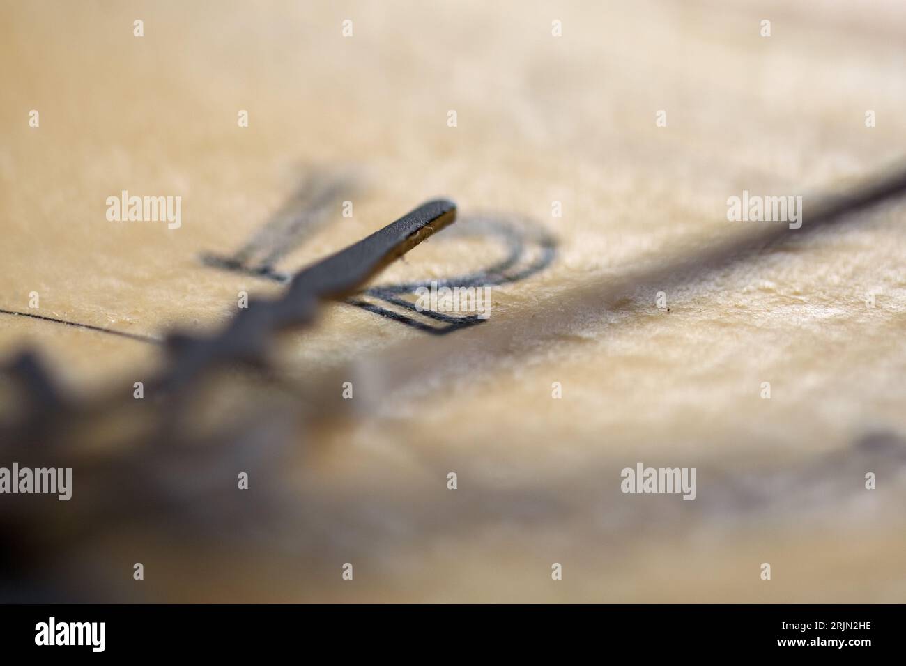 concetto di tempo con i dettagli di un vecchio quadrante dell'orologio Foto Stock