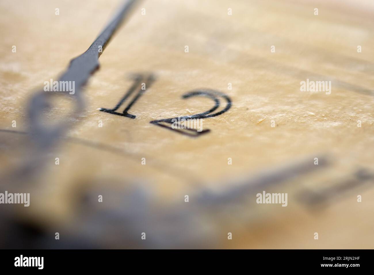 concetto di tempo con i dettagli di un vecchio quadrante dell'orologio Foto Stock
