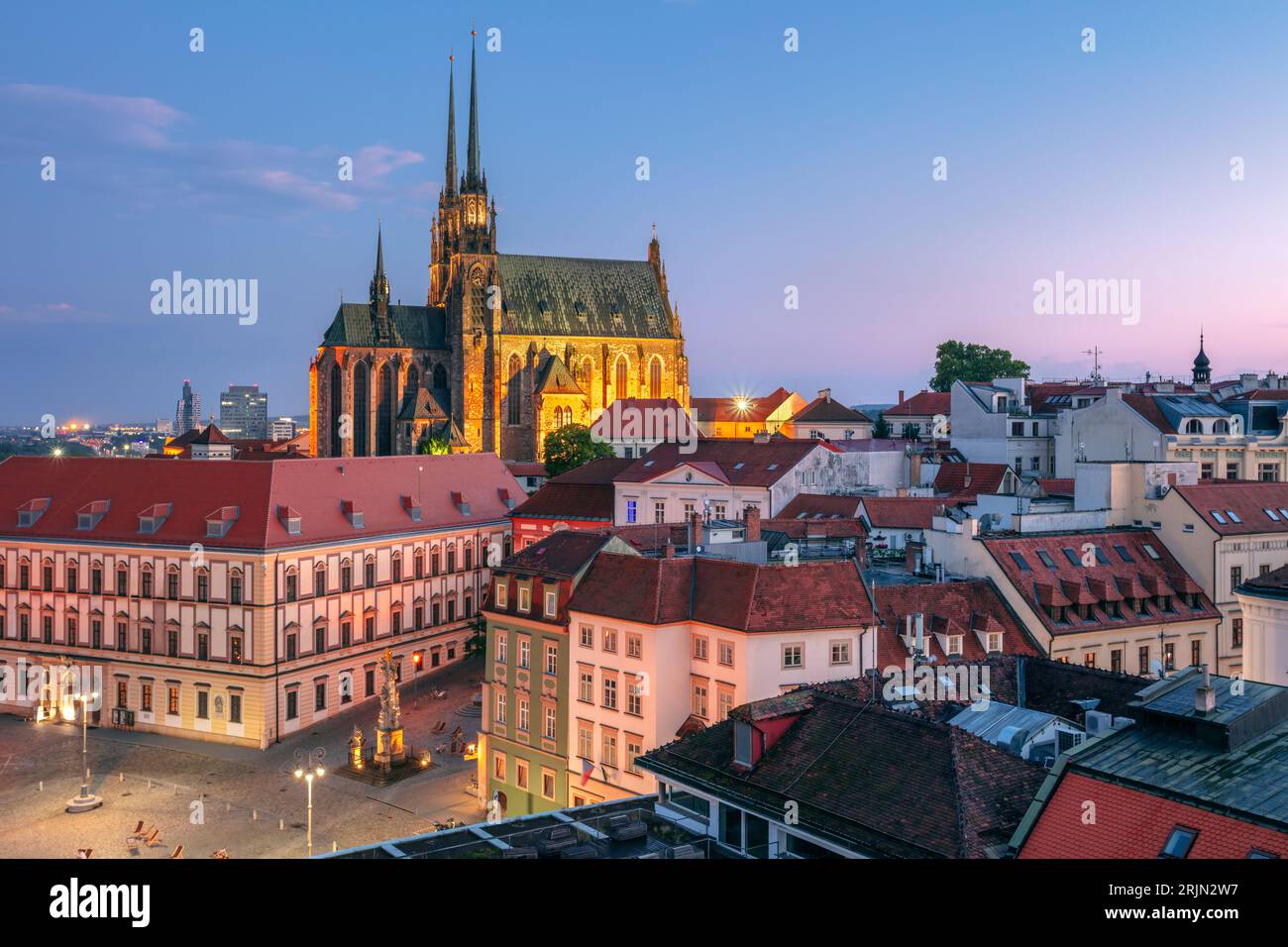 Brno, Repubblica Ceca. Immagine aerea del paesaggio urbano di Brno, la seconda città più grande della Repubblica Ceca con la Cattedrale di San Peter e Paul al tramonto d'estate. Foto Stock