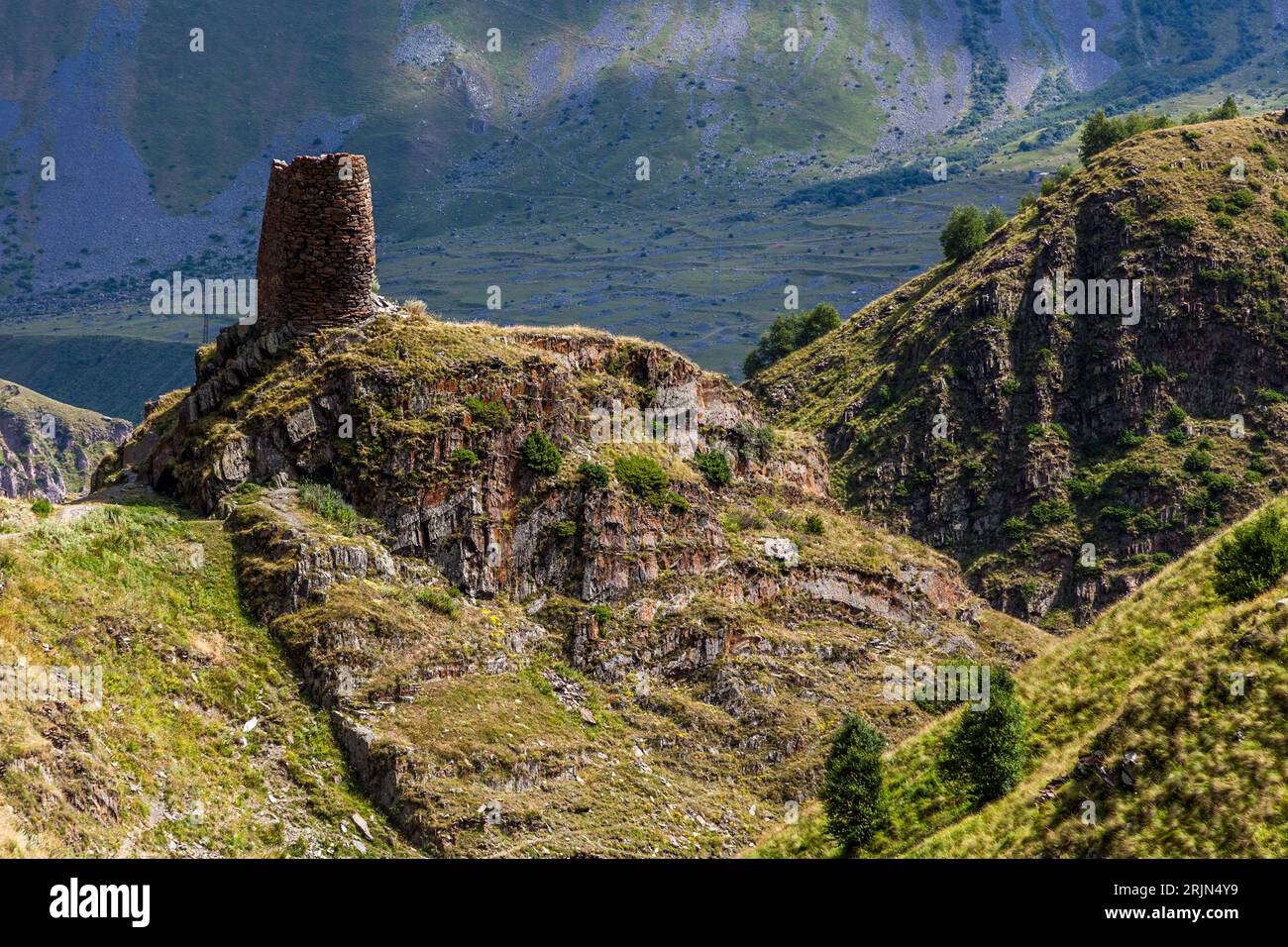 Gergeti Tower vicino a Stepanminda, Georgia Foto Stock