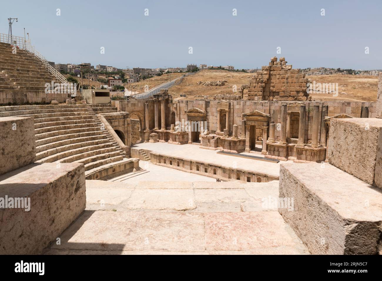 Il Teatro Sud nell'antica città greco-romana di Gerasa nell'attuale Jerash, governatorato di Jerash, nella Giordania settentrionale Foto Stock