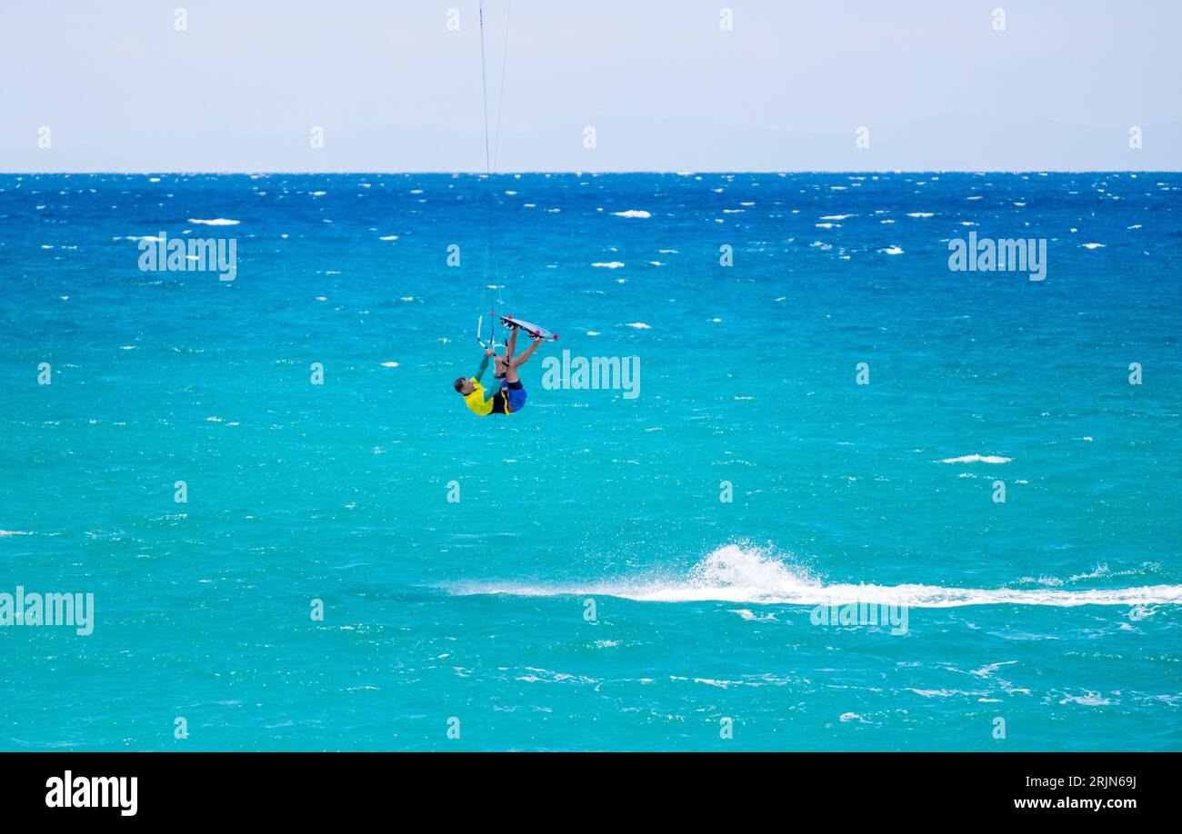 Il kite surfista sta sta facendo jogging con la sua tavola Foto Stock