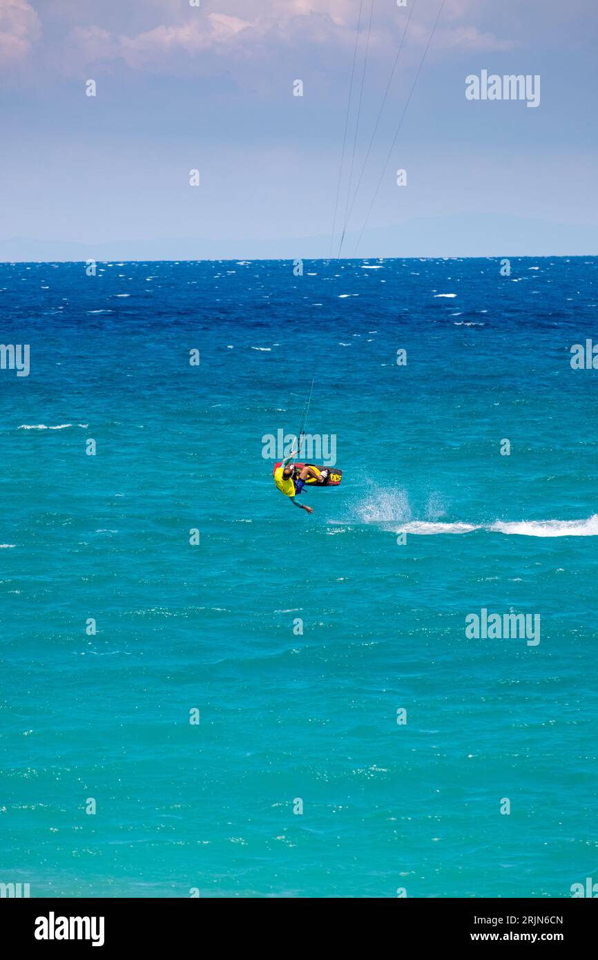 Il kite surfista sta sta facendo jogging con la sua tavola Foto Stock