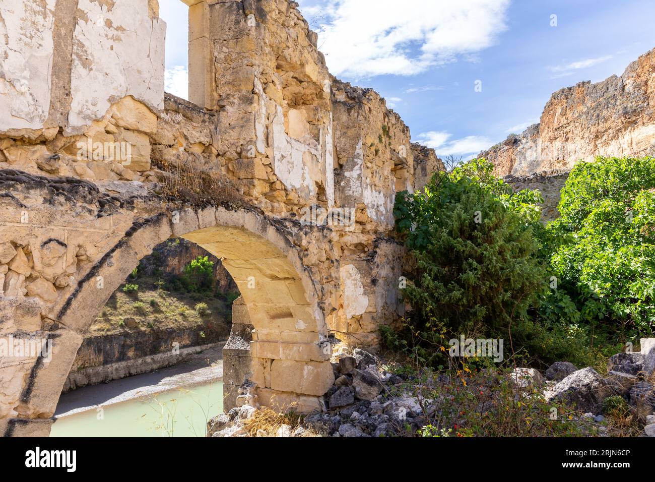 Antiche rovine trascurate, muri in pietra e archi del convento Monastero di nostra Signora degli Angeli di Hoz nella riserva naturale di Hoces del Rio Duraton, Spa Foto Stock