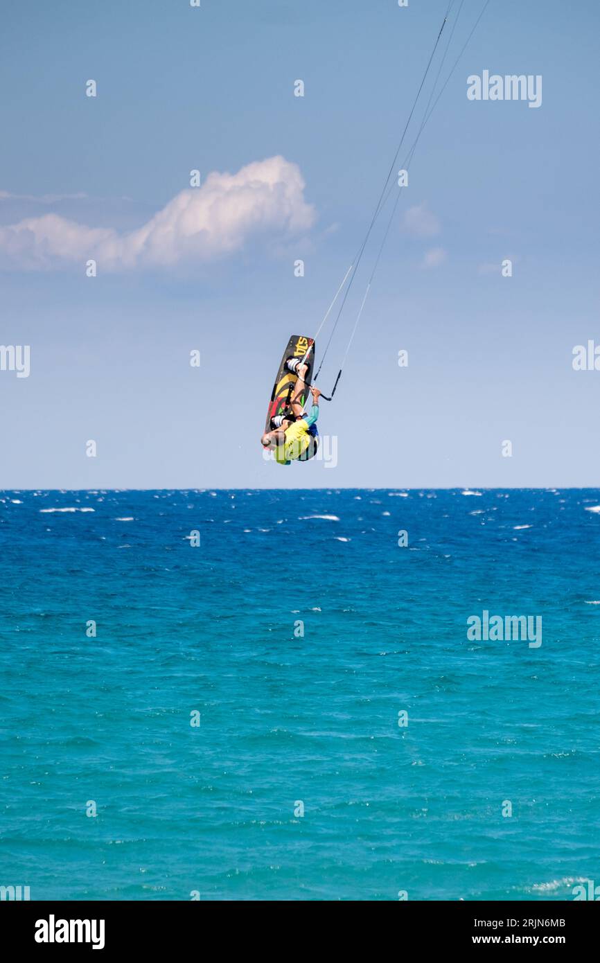 Il kite surfista sta sta facendo jogging con la sua tavola Foto Stock