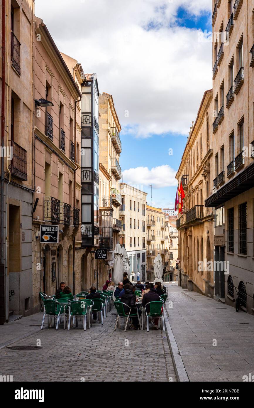 Salamanca, Spagna, 04.10.21. Strada pedonale di Salamanca, Spagna, con ristoranti, caffetterie, negozi, tavoli su una strada e gente. Foto Stock