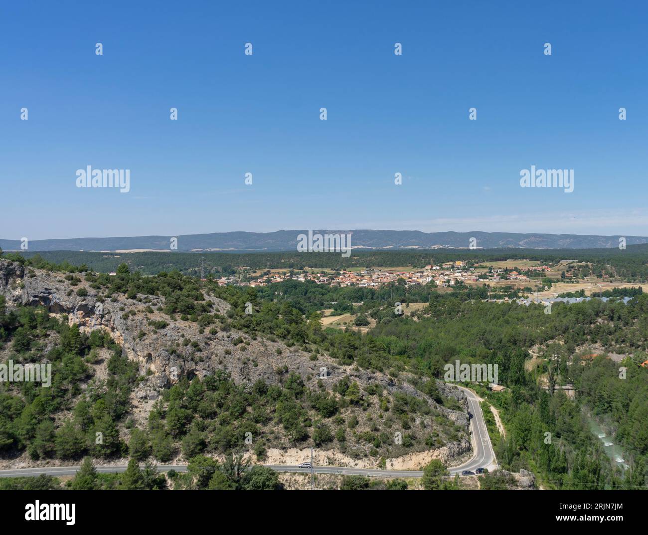 Vista panoramica dal punto panoramico di Ventano del Diablo, montagne, alcuni alberi e tanta campagna. Cuenca, Spagna Foto Stock