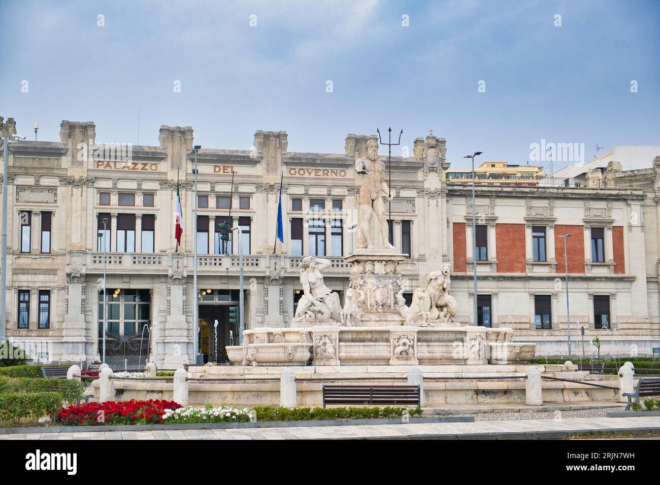 Vista del Palazzo del governo e della Fontana di Nettuno a Messina, Sicilia, Italia Foto Stock