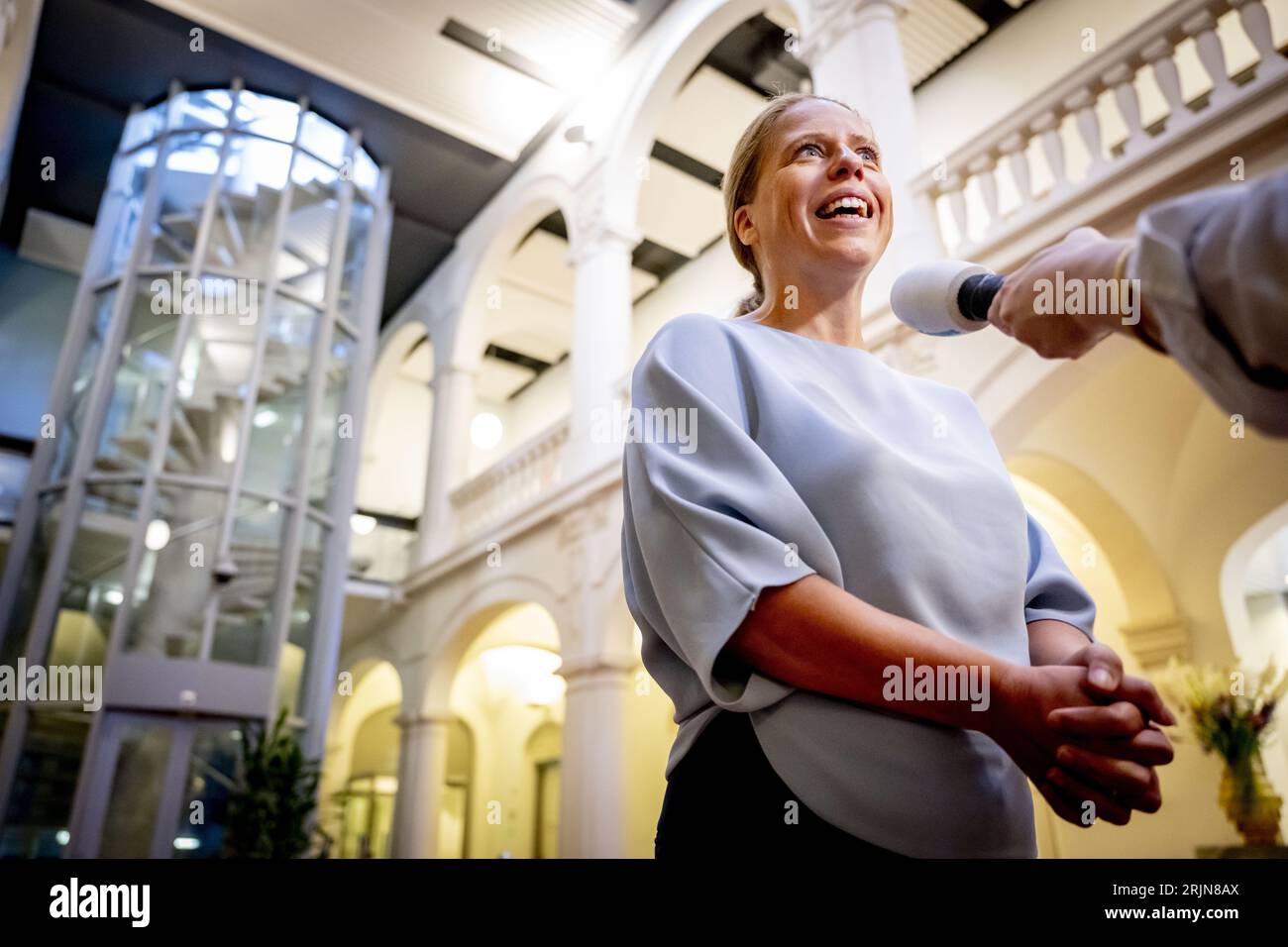 L'AIA - Carola Schouten, Ministro per la politica della povertà, la partecipazione e le pensioni, parla alla stampa presso il Ministero degli affari generali del Binnenhof dopo il consiglio "bilancio". Il governo uscente sta ufficialmente avviando i negoziati sul bilancio del prossimo anno. ANP ROBIN UTRECHT paesi bassi fuori - belgio fuori Foto Stock