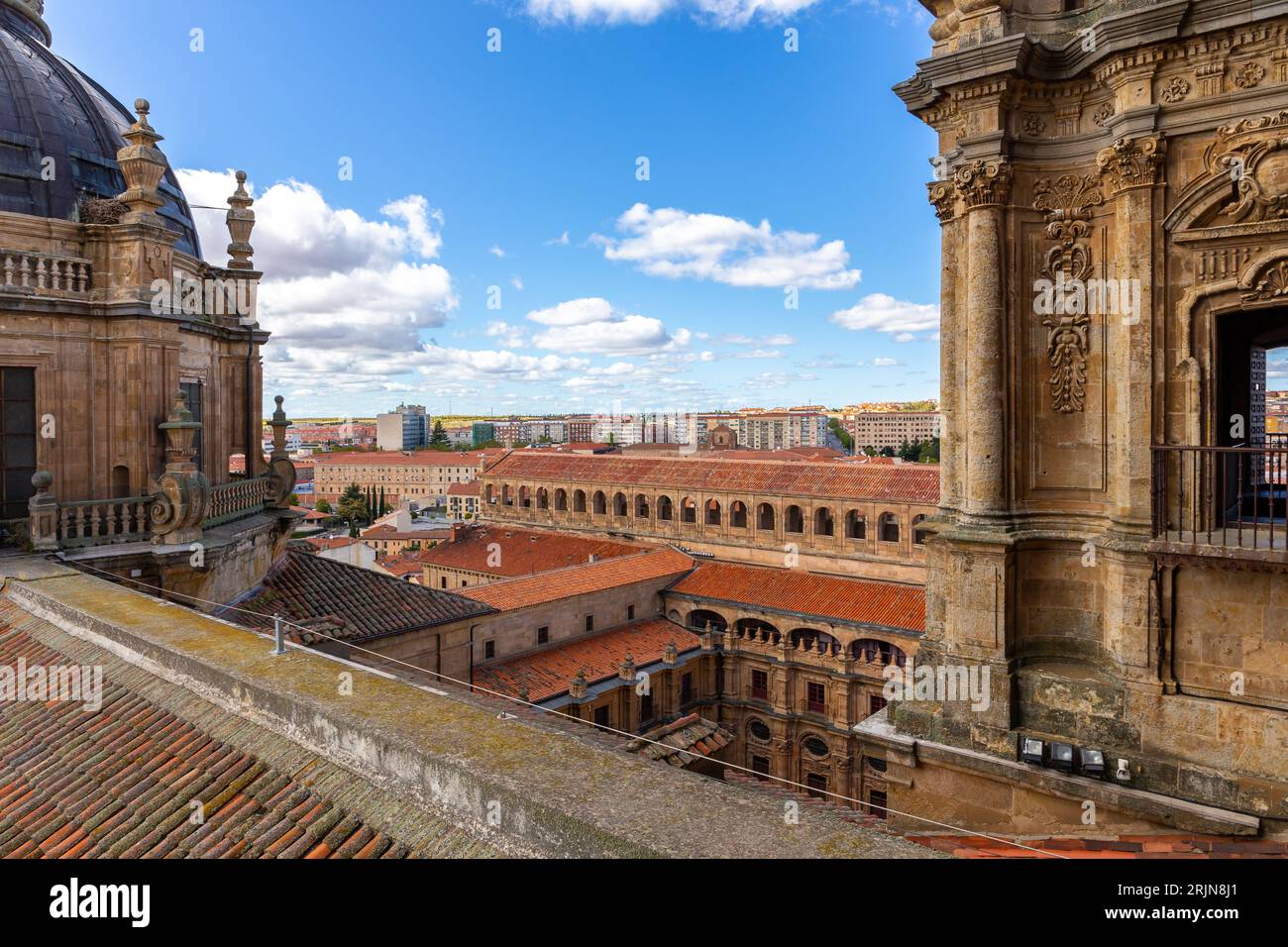 Tetto dell'edificio la Clerecia a Salamanca, Spagna, con campanili decorativi barocchi, facciate scolpite, paesaggio urbano di Salamanca con Corte di studi. Foto Stock
