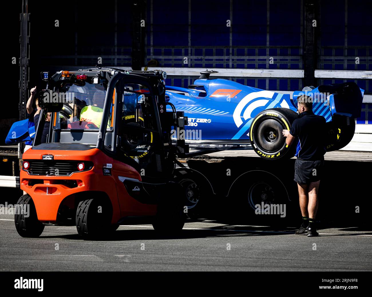 ZANDVOORT - la vettura Net Zero 2030 di Formula 1 viene sollevata da un camion in vista del Gran Premio d'Olanda. Il circo di Formula 1 torna alla stazione balneare olandese. ANP SEM VAN DER WAL Foto Stock