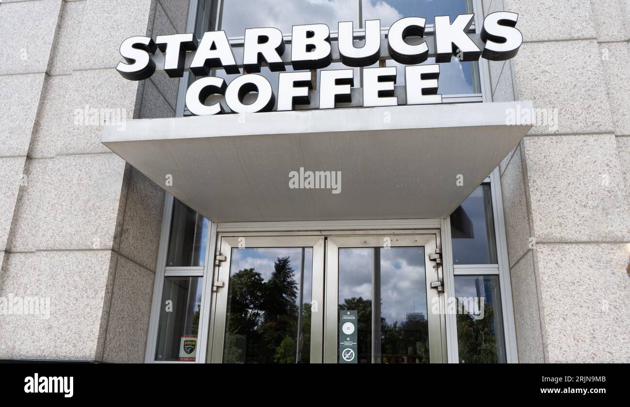 Cartello Starbucks Coffee in Europe Street. Ingresso nella caffetteria. Cartello aziendale Starbucks Coffee logo del brand store. Polonia, Varsavia - 27 luglio 2023. Foto Stock