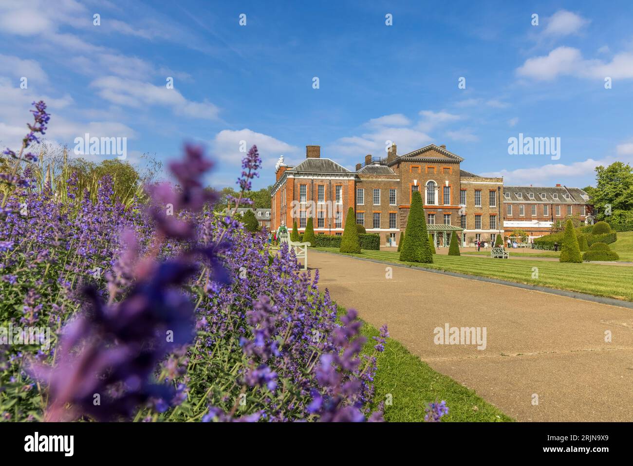 Kensington Palace con una splendida vista sulla lavanda. Foto Stock