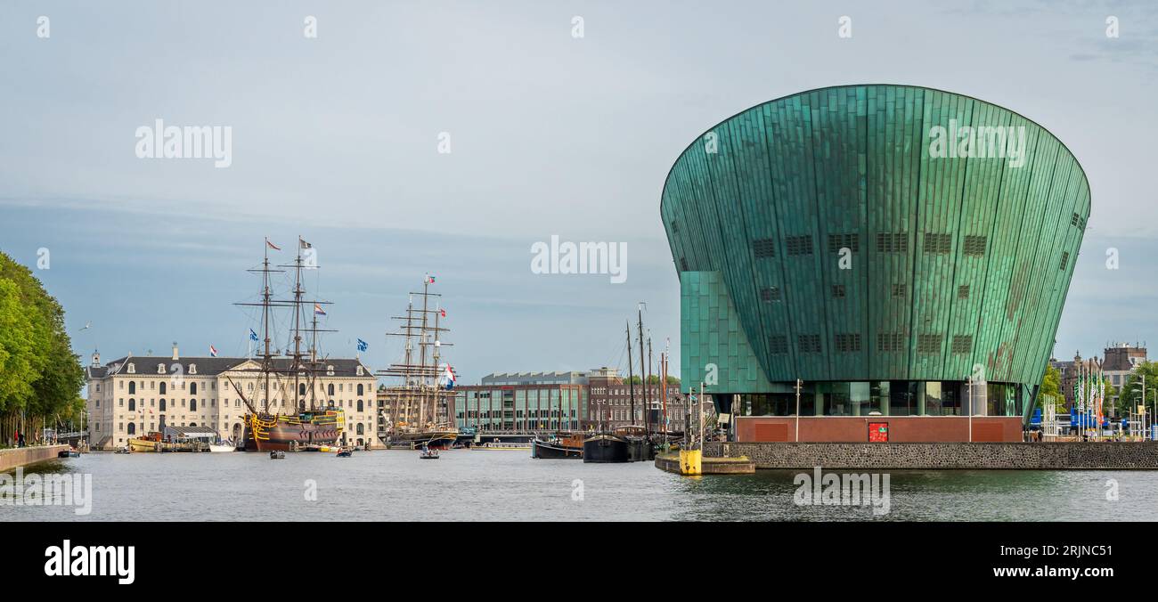 Amsterdam, Paesi Bassi, 16.08.2023, veduta del National Maritime Museum e dell'edificio verde in rame del NEMO Science Museum di Amsterdam Foto Stock