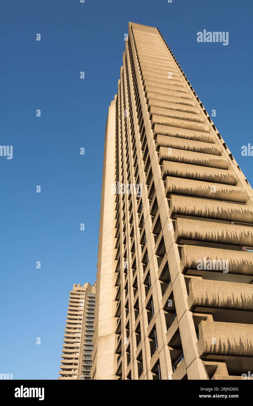 Calcestruzzo intemprato sulla Shakespeare Tower sul Barbican Exhibition Centre and Estate, Silk Street, City of London, EC1, Inghilterra, REGNO UNITO Foto Stock