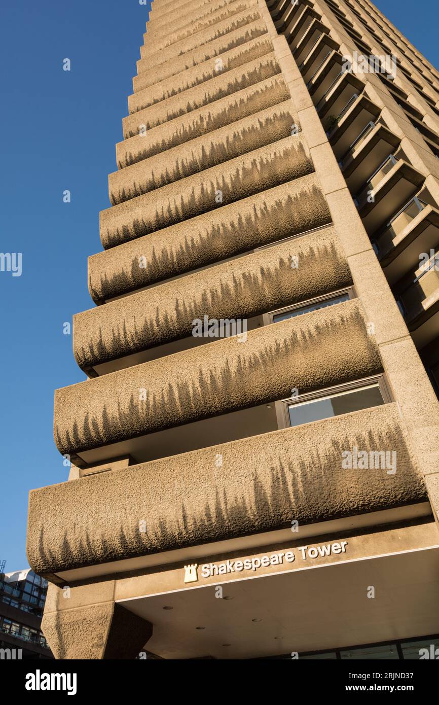 Calcestruzzo intemprato sulla Shakespeare Tower sul Barbican Exhibition Centre and Estate, Silk Street, City of London, EC1, Inghilterra, REGNO UNITO Foto Stock