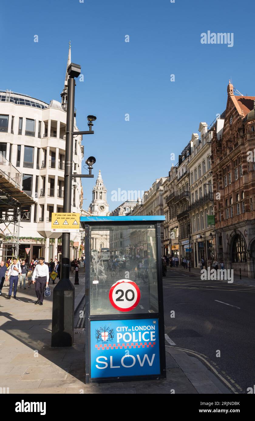 Un checkpoint della polizia della città di Londra e un "anello d'acciaio" a Ludgate Hill, vicino alla Cattedrale di St Paul, Londra, Inghilterra, Regno Unito Foto Stock