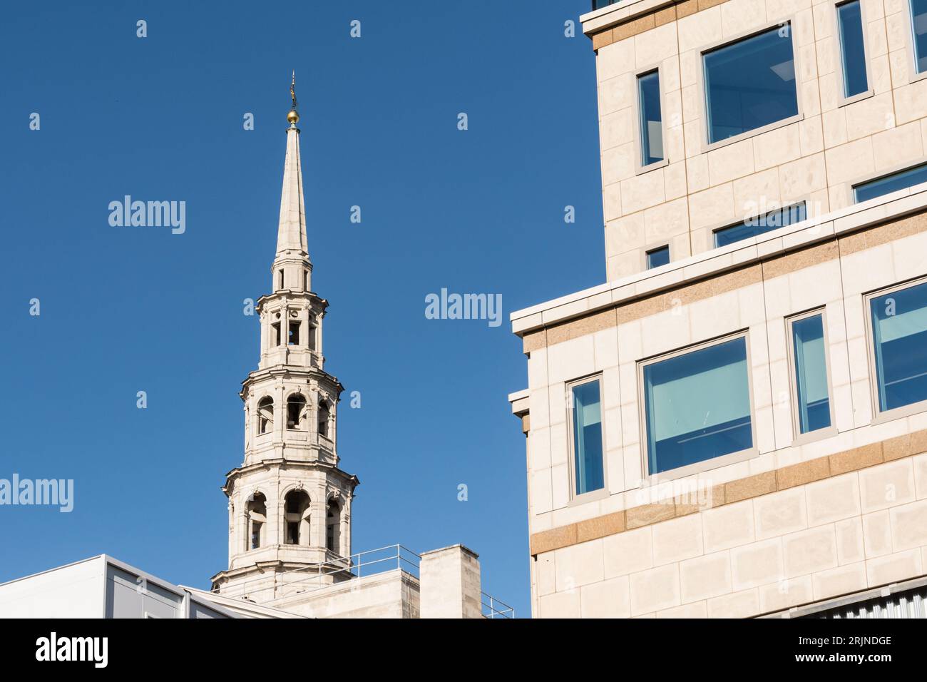 Guglia della chiesa di Santa Sposa nella città di Londra, progettata da Christopher Wren e ritenuta l'ispirazione per le torte nuziali a più livelli, Fleet Street. Foto Stock