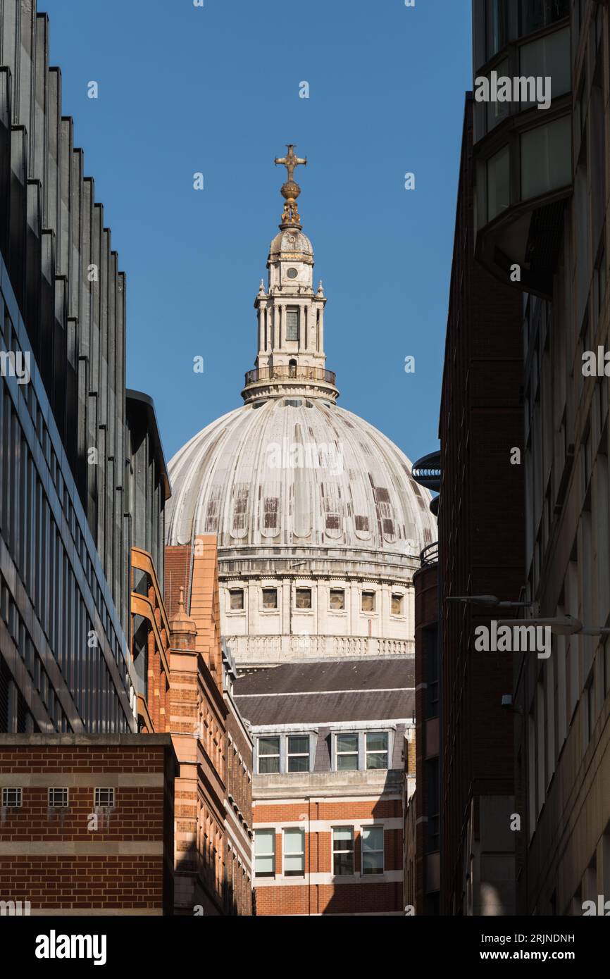 La cupola della Cattedrale di St.Paul al sole del pomeriggio, Ludgate Hill, centro di Londra, Inghilterra, Regno Unito Foto Stock