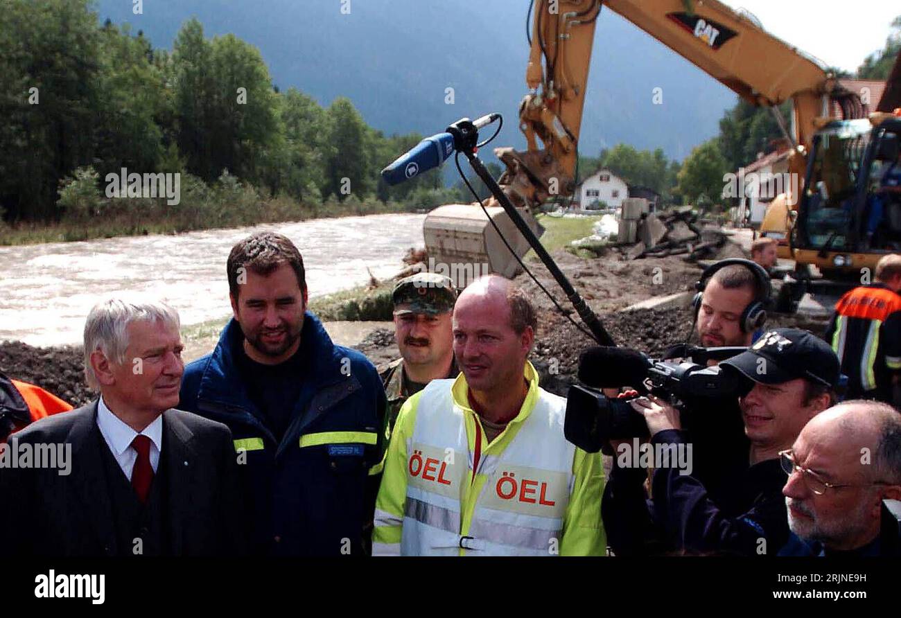 Bildnummer: 50918488 Datum: 25.08.2005 Copyright: imago/Xinhua Bundesinnenminister otto Schily (li., GER/SPD) anlässlich seiner Inspektion der Hochwasserschäden an der Loisach in Eschenlohe; 2005, Eschenlohe, Hochwasser, Loisach, Fluss, Flüsse, Flussufer, Ufer, Überschwemmung, Überschwemmungen, Überflutung, Überflutungen, Hochwasserschaden, Hochwasserschäden, Schaden, Schäden, Naturkatastrophe, Naturkatastrophen, Flutkatastrophe, Flutkatastrophen, Flutschaden, Flutschäden; , quer, Kbdig, Gruppenbild, Close, Bundespolitik, Politik, Deutschland, , People, Bayern / Presse, Medien, Medienintere Foto Stock