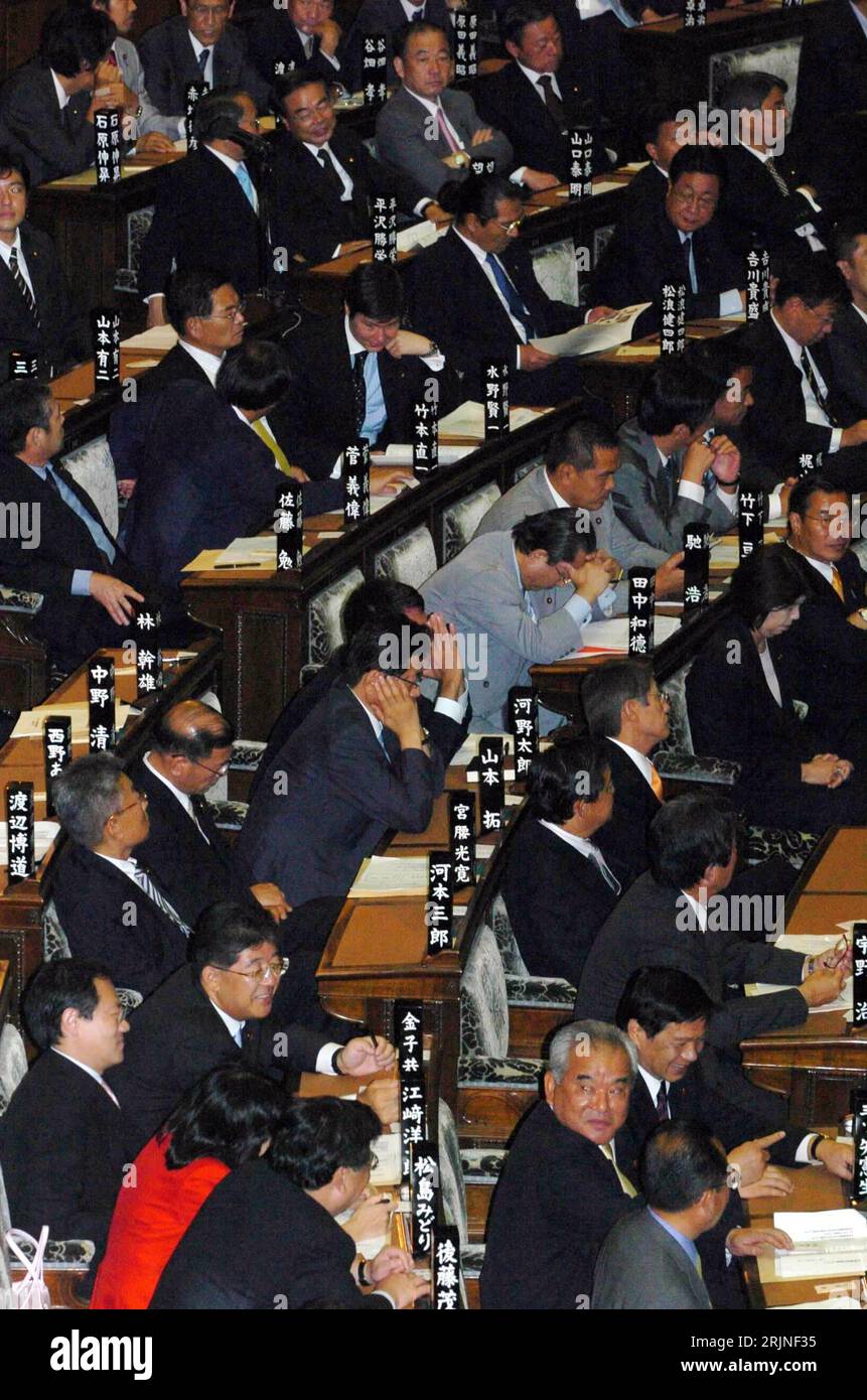 Bildnummer: 50924051 Datum: 21.09.2005 Copyright: imago/Xinhua Parlamentarier während der Sondersitzung anlässlich der Wiederwahl Junichiro Koizumis im Japanischen Parlament in Tokio, Personen; 2005, Tokio, Tokyo, Politiker, Japanisches, Parlament, Mitglied, Mitglieder, Wahl, Wahlen; , hoch, Kbdig, totale, Internationale Politik, Politik, Giappone, - PUBLICATIONxNOTxINxCHN Foto Stock