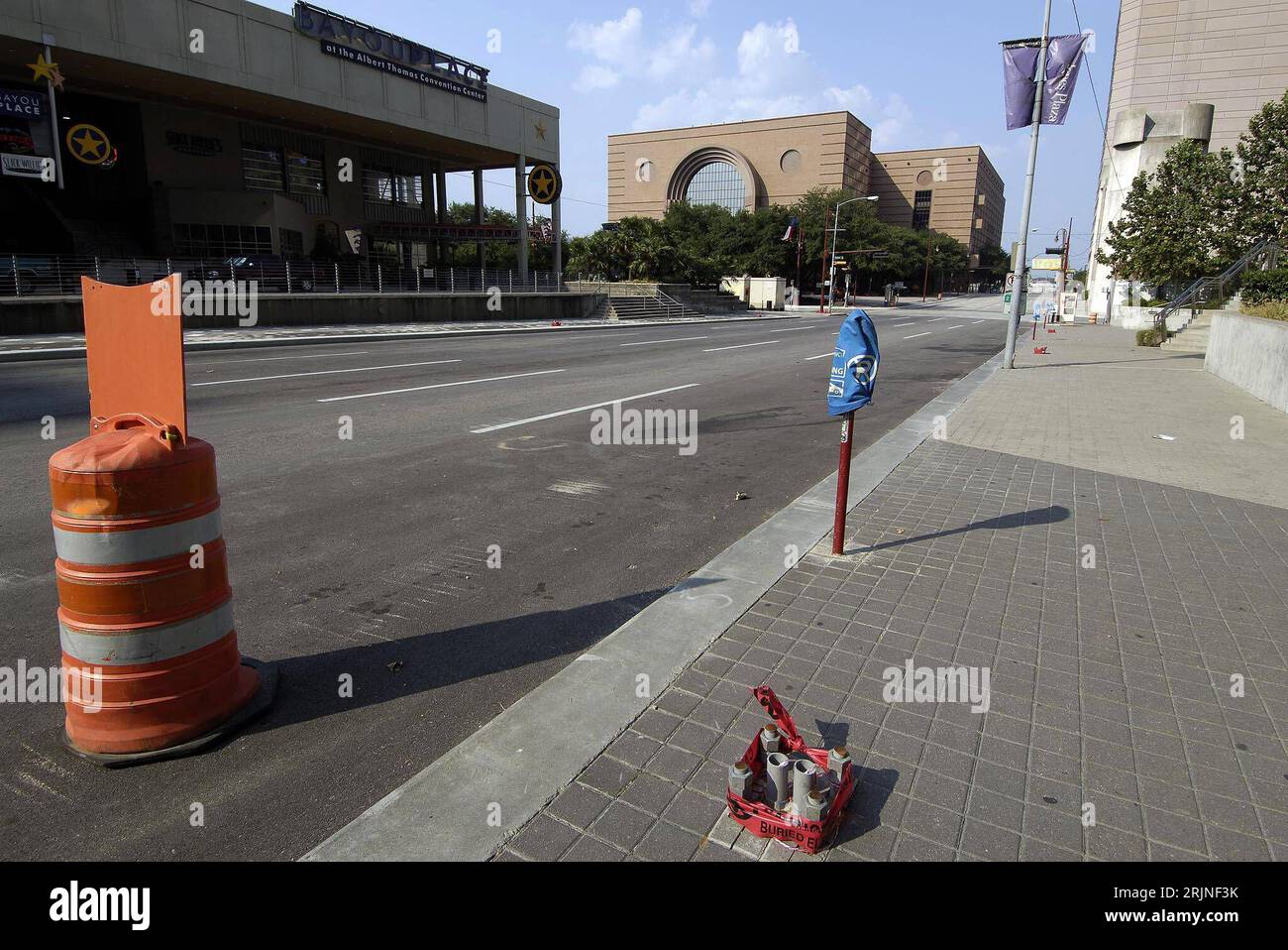 Bildnummer: 50924059 Datum: 22.09.2005 Copyright: imago/Xinhua Leere Straßen in Houston - Wegen der Warnung vor dem nahenden Hurrikan RITA wurden die Bewohner der Stadt evakuiert, Landschaft , Leere , Ruhe; 2005, Houston, Landschaft, leer, Straße, Evakuierung, evakuieren, verlassen, menschenleer, menschenleere, Stille, , quer, Kbdig, totale, close, Vereinigte Staaten von Amerika, Randbild, Einwohner, Katastrophe, Katastrophen, Naturkatastrophe, Naturkatastrophen Foto Stock